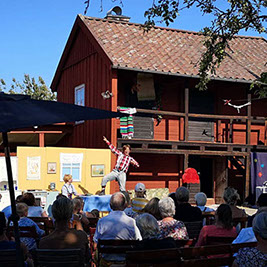 Bild från föreställningen Karlsson på taket på Trosa Sommarteater